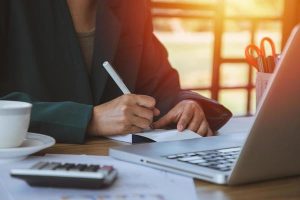 young-business-woman-working-on-laptop-at-office-free-photo